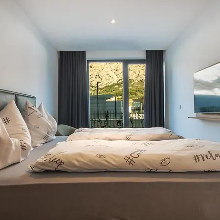 Bernard With Shared Pool Apartment Makarska