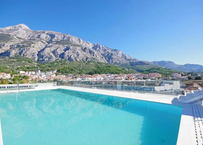 Apartman Bernard With Shared Pool Makarska