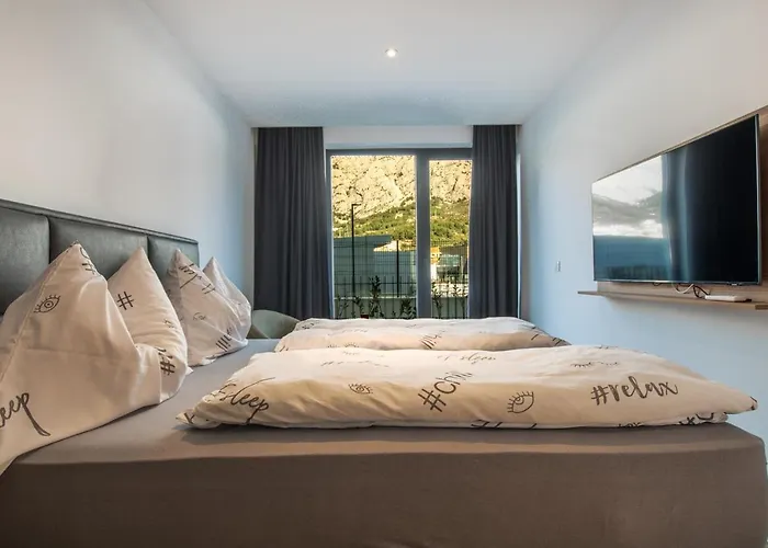 Bernard With Shared Pool Apartment Makarska