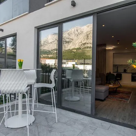 Apartman Bernard With Shared Pool Makarska
