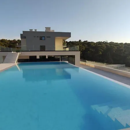 Bernard With Shared Pool Apartman