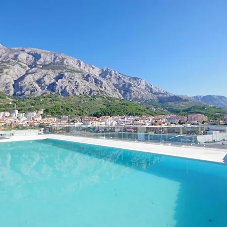 Apartman Bernard With Shared Pool Makarska